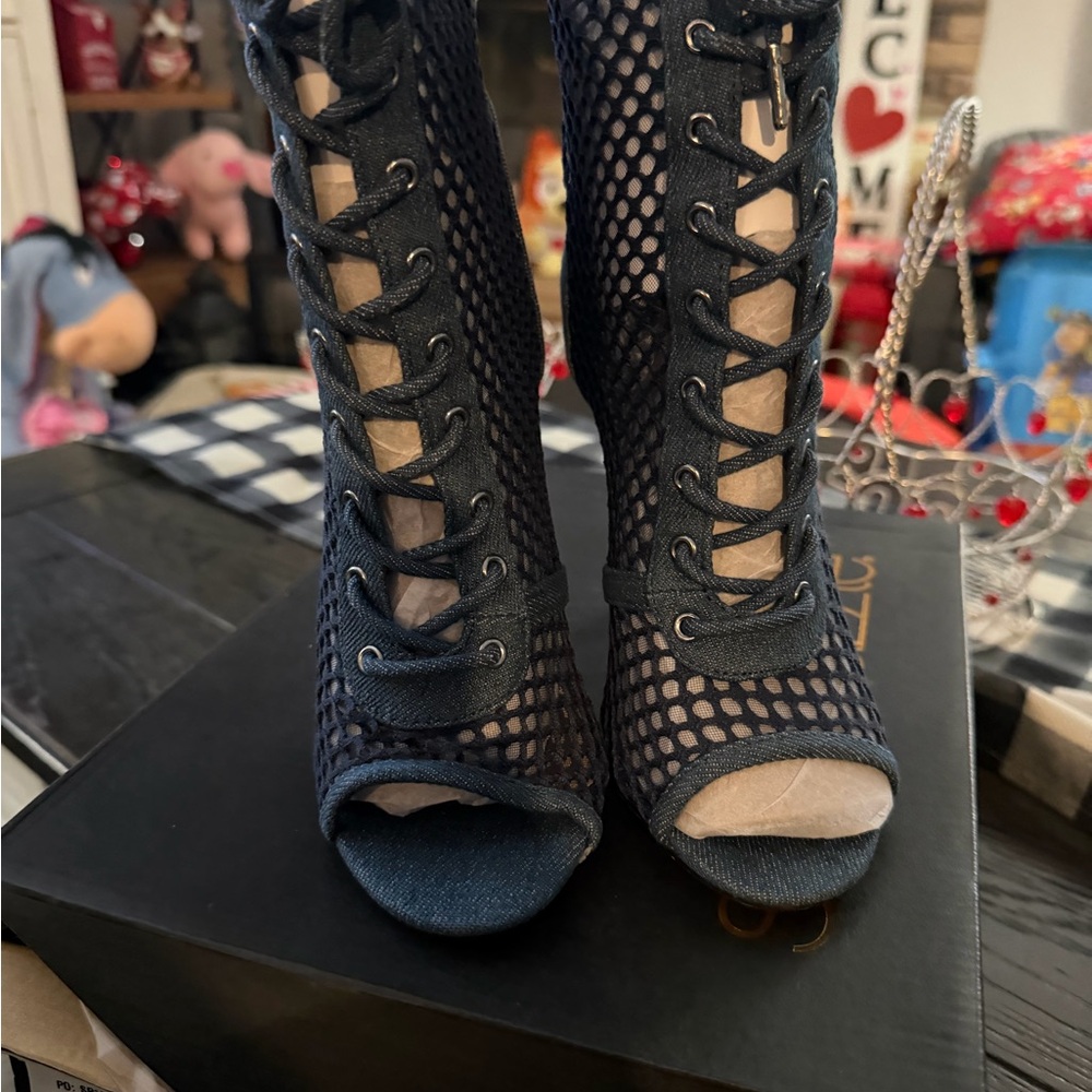 Shoe Dazzle Caedance peep toe bootie new in box size 6